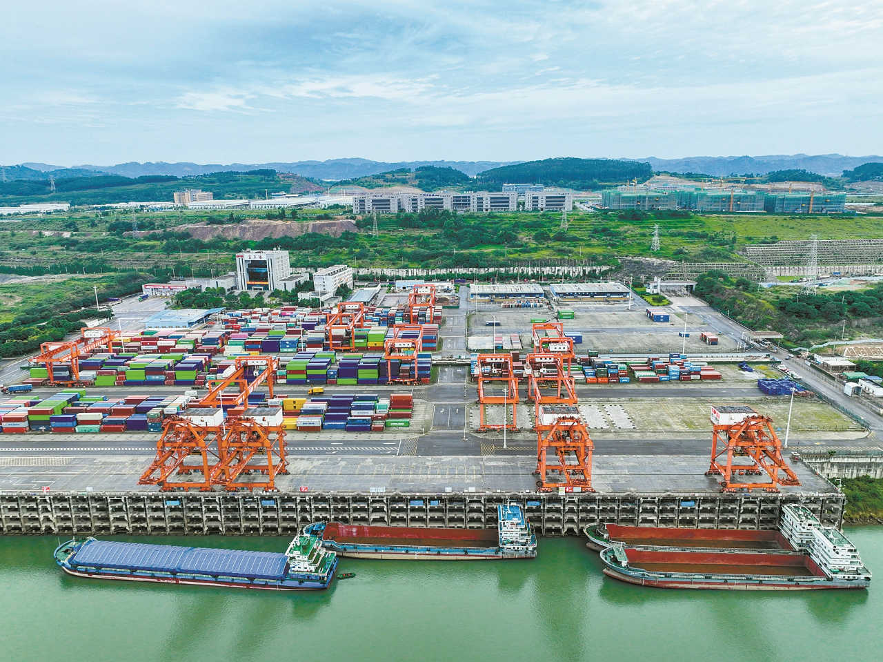 1-8月宜賓主要經(jīng)濟(jì)指標(biāo)數(shù)據(jù)出爐 新能源汽車增長96.8%，互聯(lián)網(wǎng)信息服務(wù)表現(xiàn)亮眼